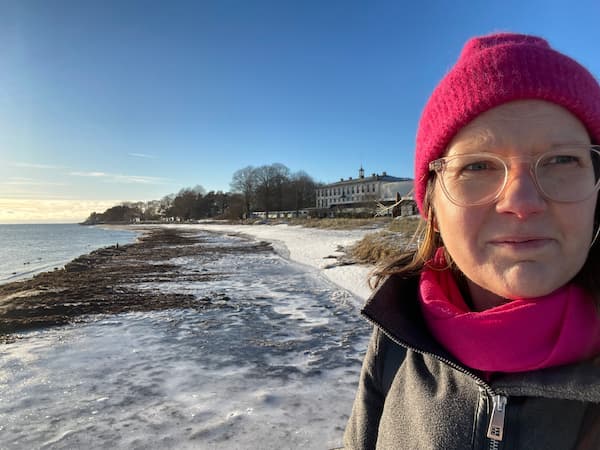 Jenny-Ystad-minimized Jenny Gruvfält on winter beach