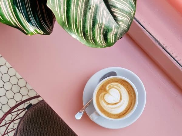 coffee-cup-600x450-minimized kaffekopp på rosa bänk