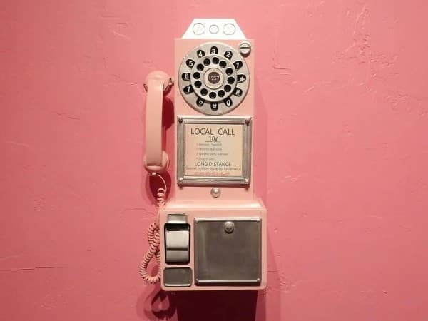 old-phone-600-minimized gammal telefon på rosa vägg