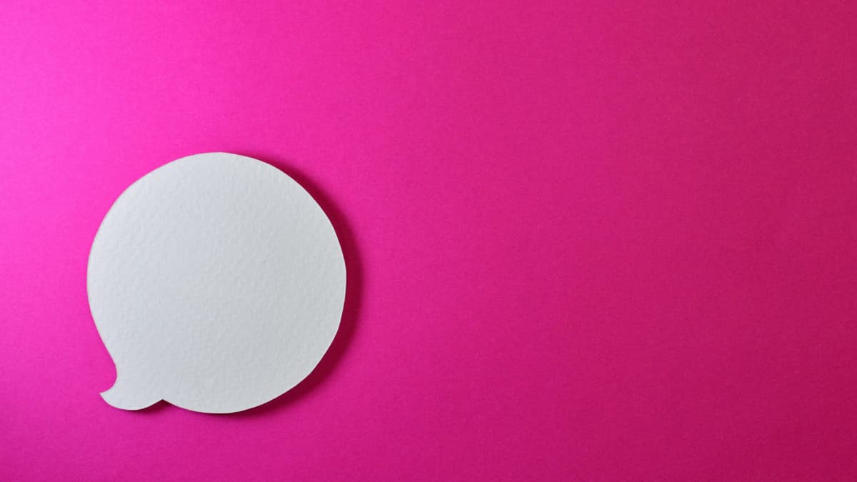 Vit pratbubbla på rosa bakgrund