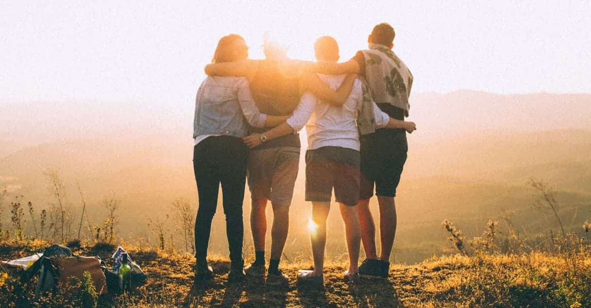 Grupp av människor som håller om varandra