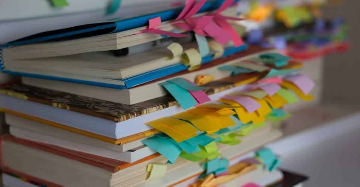 hög med böcker i olika färger